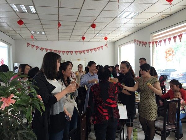 來(lái)自各地的50余家代理商會(huì)聚河南益康堂實(shí)業(yè)公司